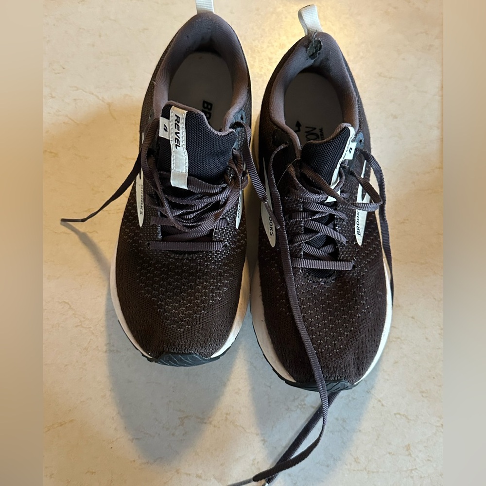 Brooks Black Athletic Shoes Lightweight Breathable Design